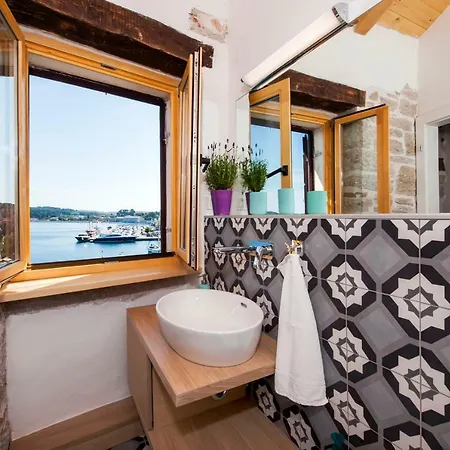Apartment First Row To The Sea