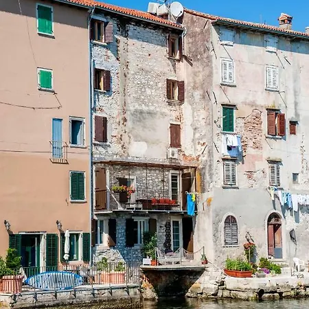 Apartment First Row To The Sea *