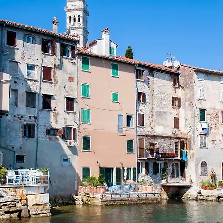 First Row To The Sea Apartment